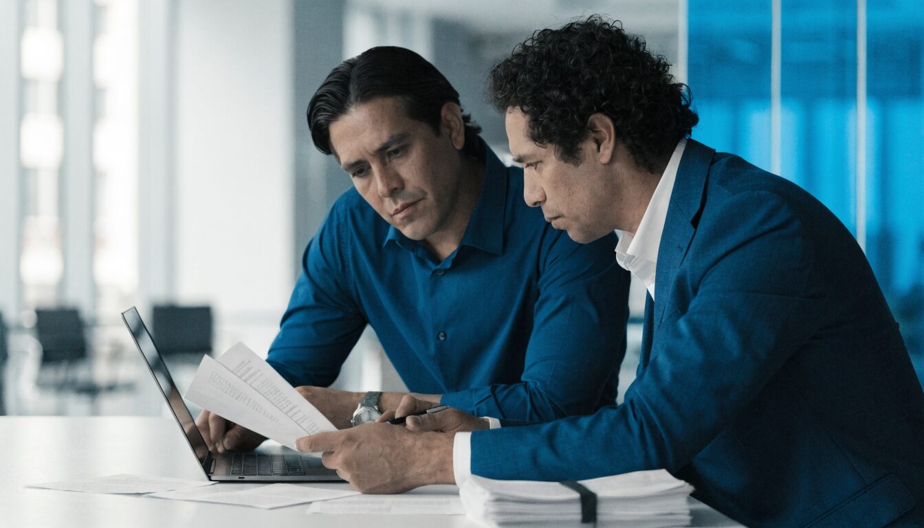 Equipo de MAUVE ANALISTAS estructurando y optimizando un plan de negocio