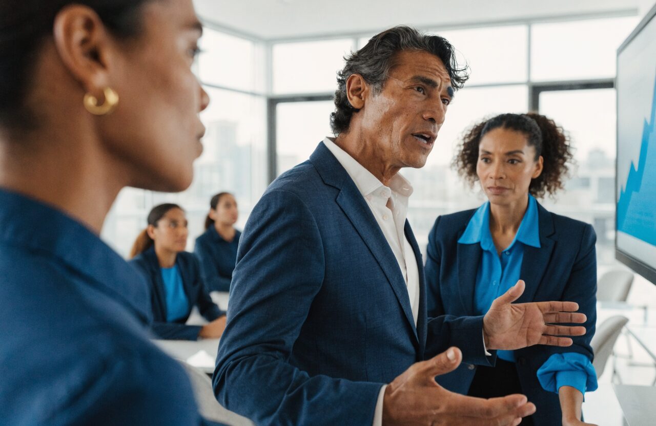 Equipo directivo de una empresa definiendo su estrategia de crecimiento
